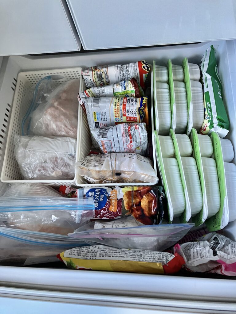 冷凍庫に収納したまごころケア食弁当