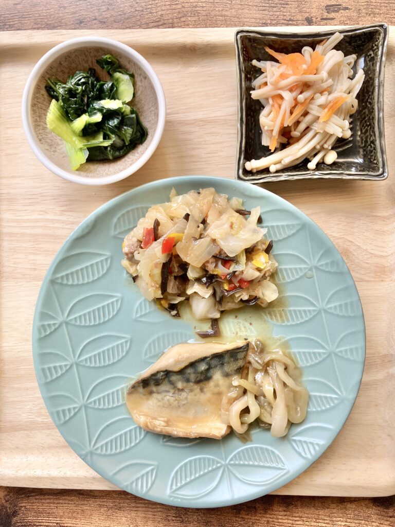 皿に盛り付けたサバの甘酢あん風弁当