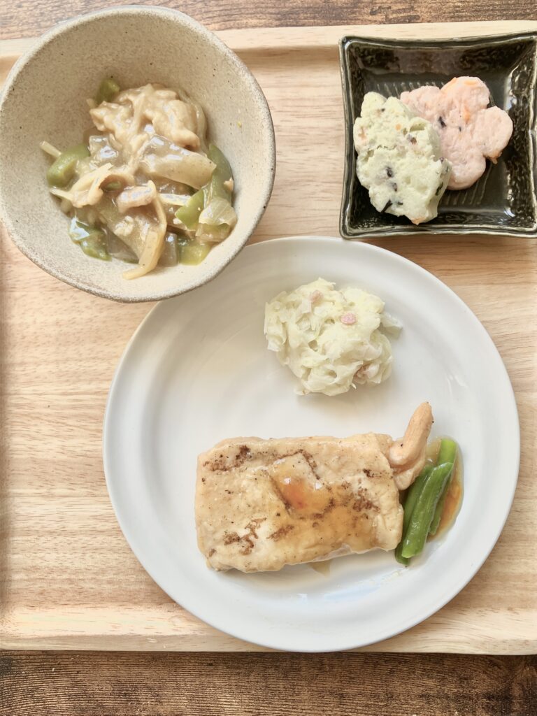 皿に盛り付けた炭火焼きチキン弁当