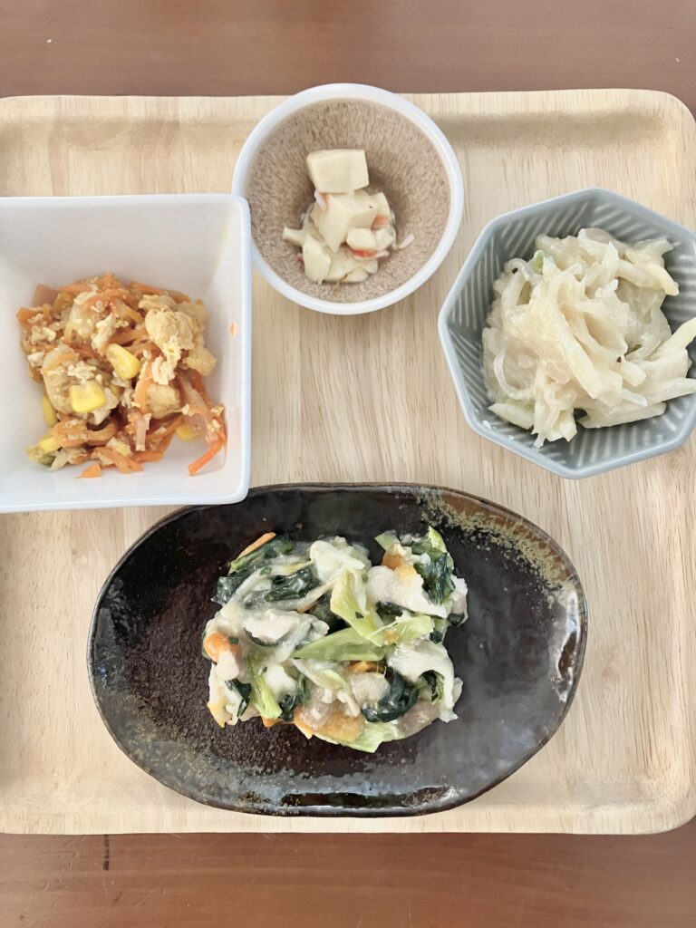 皿に盛り付けた豚肉とちんげん菜の塩だれ炒め弁当
