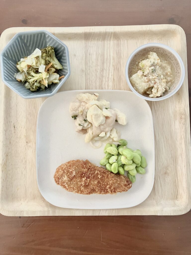 皿に盛り付けたあじメンチカツ弁当