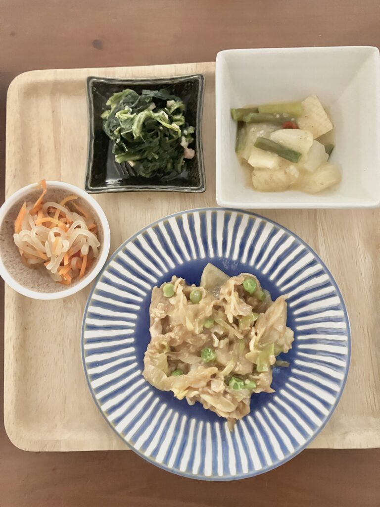 皿に盛り付けた豚の甘辛炒め弁当