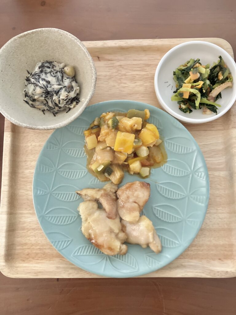 皿に盛り付けた鶏の照り焼き弁当