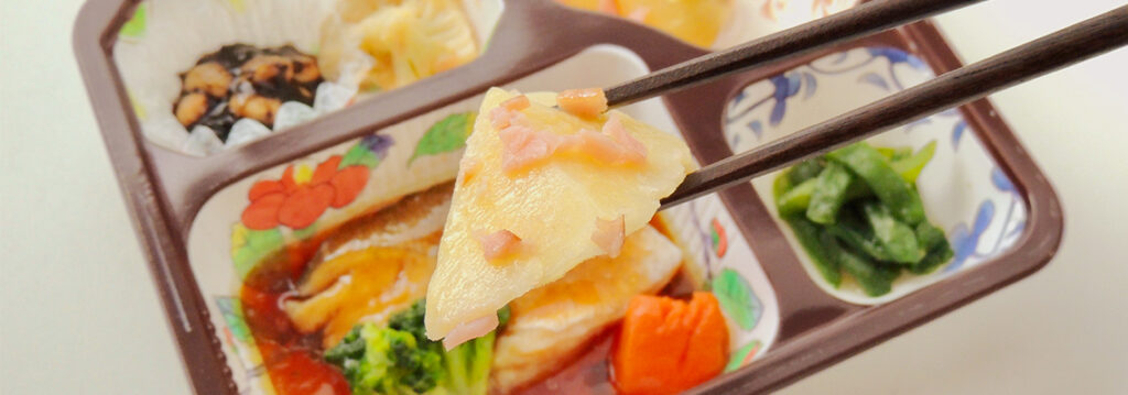 箸とお弁当の画像